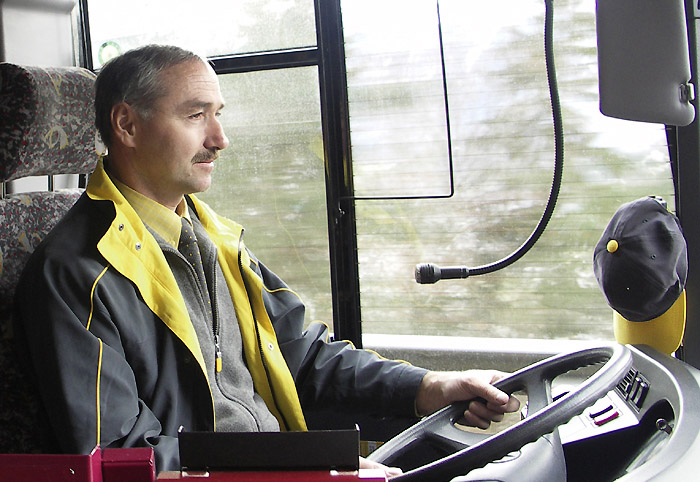 Postauto-Chauffeur Kurt Schmocker in Fahrt / Foto: Heinz Rieder