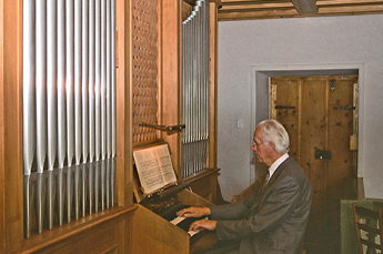 Hermann Schwander an der Kirchenorgel / Foto:Greti Schwander / bearbeitet Kurt Gyger und Heinz Rieder