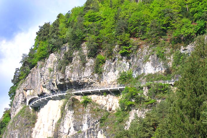 Road Thun-Interlaken - the caves beatus / Photo: Heinz Rieder